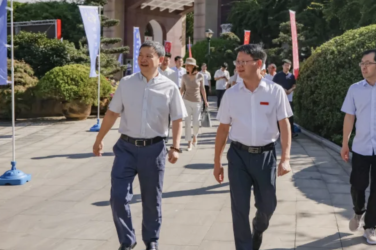 ����ϯ��ר�⡿����ĸУ��������������������ɣ��?������Я��HJC�ƽ�ǹٷ���վ���������������������������롱������ʽ���²���ѧ����